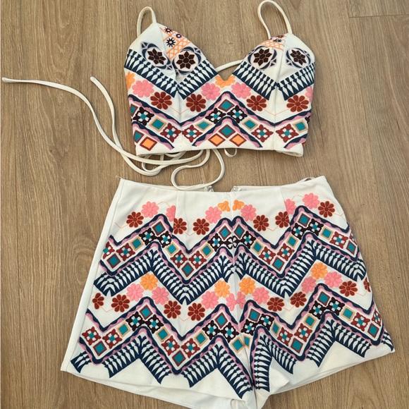 Cute Short and Top Embroidered Set - Picture 2 of 2